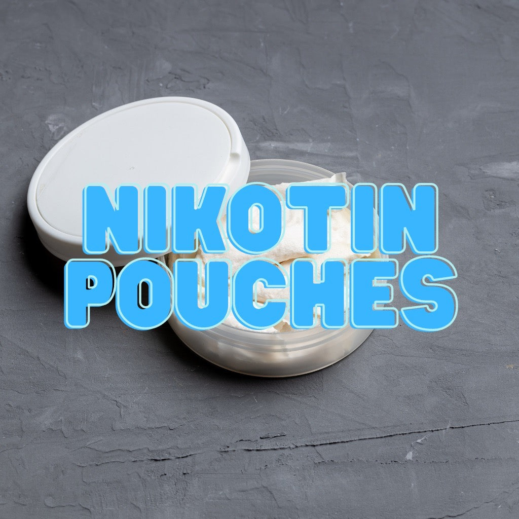 Eine Packung geöffnete Nikotin Pouches-Packung auf einem grauen Steinhintergrund. Die Bildüberschrift ist Blau und schreibt: Nikotin Pouches.