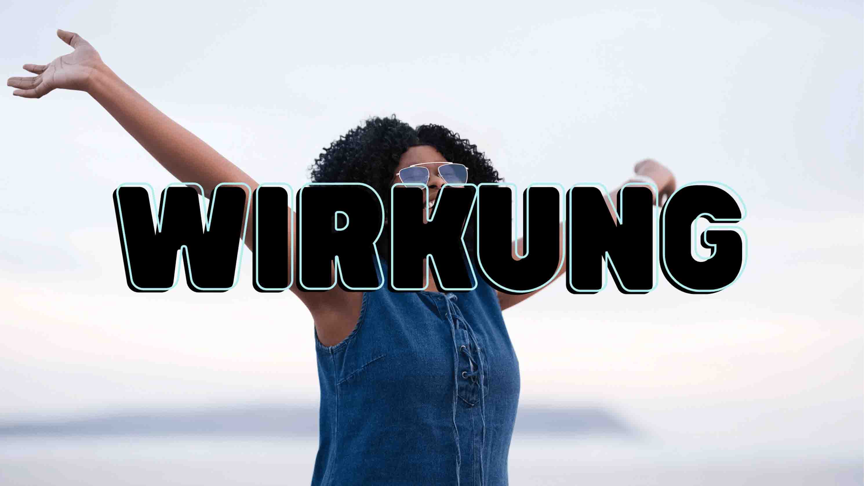 Eine lachende Frau mit ausgestreckten Armen und der Überschrift "Wirkung"